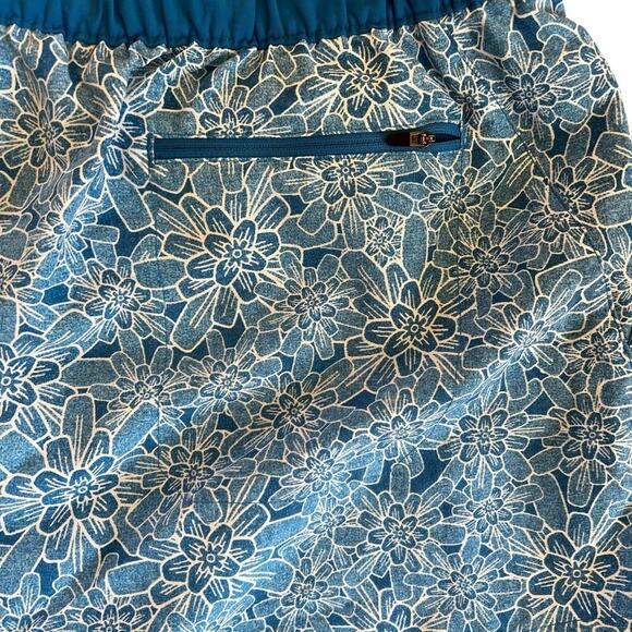 The North Face women’s size XXL athletic floral shorts - Picture 6 of 7